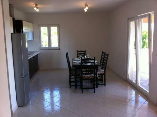 Spacious Apartment Lena Near The Beach