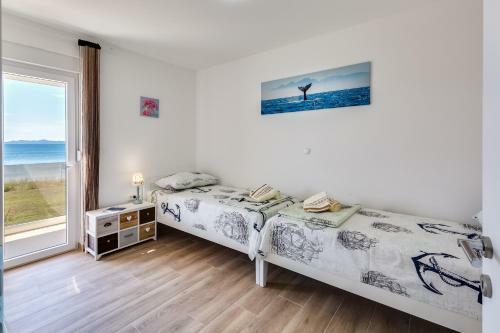 Beachfront Three Bedroom Villa With Hot Tub - Sgb3