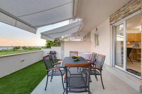 Beachfront 2 Bedroom Villa With Jacuzzy And Private Parking - Sgb2
