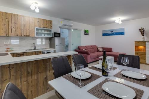 Beachfront 2 Bedroom Villa With Jacuzzy And Private Parking - Sgb2