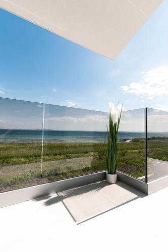 Crowonder Beachfront Garden Villa With Jacuzzi- A1