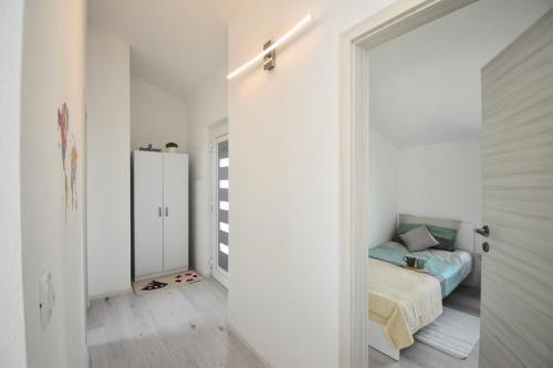 Bright And Spacious Apartment With Grill ***
