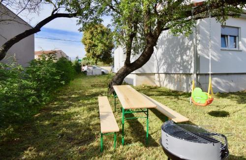 Bright And Spacious Apartment With Grill ***