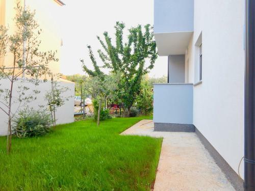 Hostal Apartments Mira