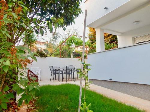 Hostal Apartments Mira