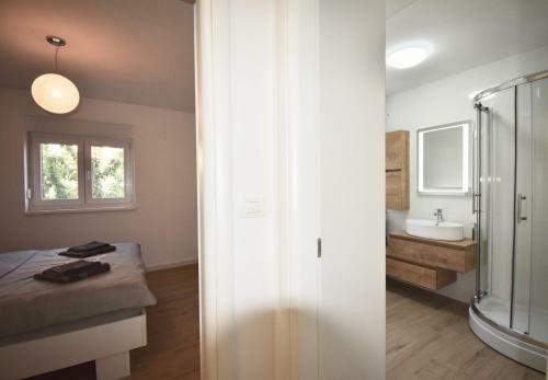 Hostal Apartments Mira