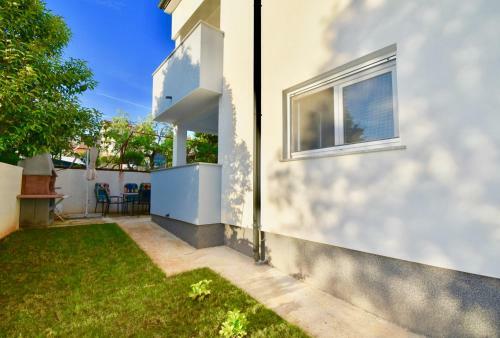 Hostal Apartments Mira
