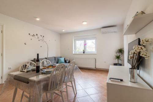 Hostal Apartments Mira