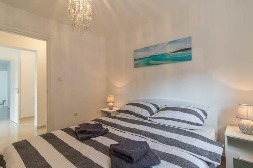 Hostal Apartments Mira