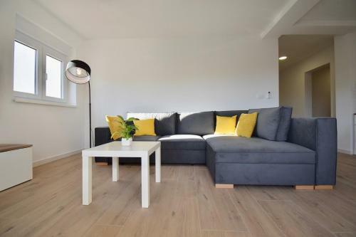 Hostal Apartments Mira