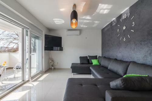 Hostal Apartments Mira