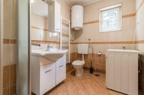Hostal Apartments Mira