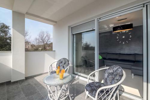 Hostal Apartments Mira
