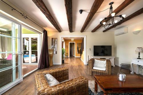 Spacious Holiday House / Pool / Jacuzzi / Playground / 6+2