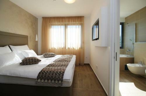 Ravnice Villa Sleeps 8 Pool Air Con Wifi T812194