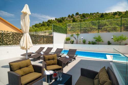 Villa Rogoznica Near Trogir, Pool And Gym