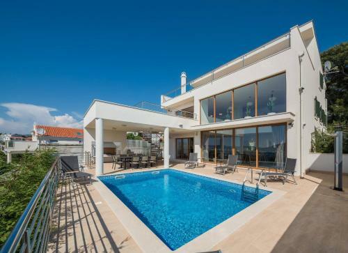 Seafront Luxury Private Villa With Hotel Service