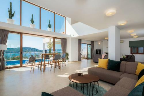 Seafront Luxury Private Villa With Hotel Service