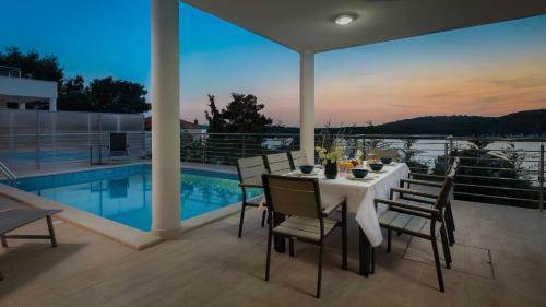 Seafront Luxury Private Villa With Hotel Service