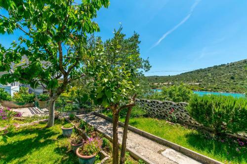 Apartments Garden By The Sea