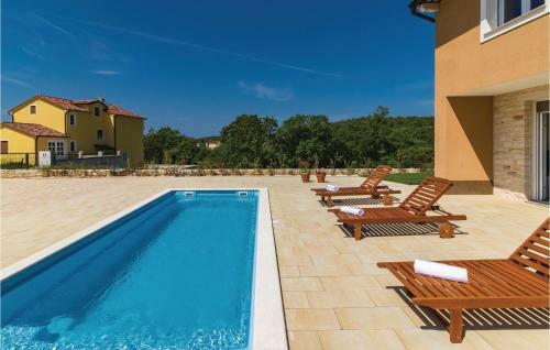 Four-bedroom Holiday Home In Putini