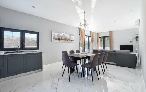 Stunning Home In Split W/ Jacuzzi, Wifi And 4 Bedrooms