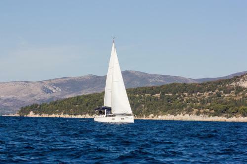 Beneteau Oceanis 38 - Arsen Sailing Boat