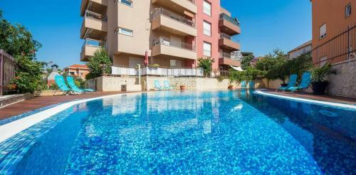Luxury Apartment Black&white With Pool