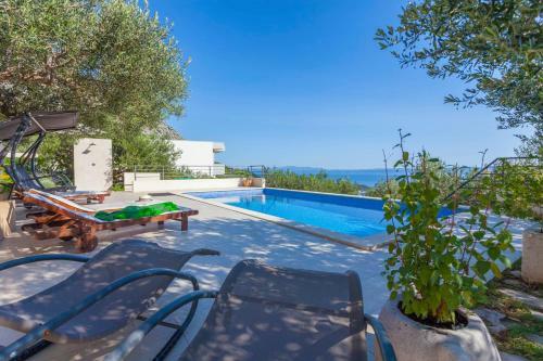 Holiday Home With Pool Arija