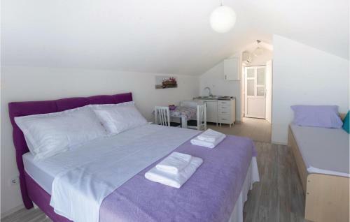 Amazing Apartment In Komarna W/ Wifi