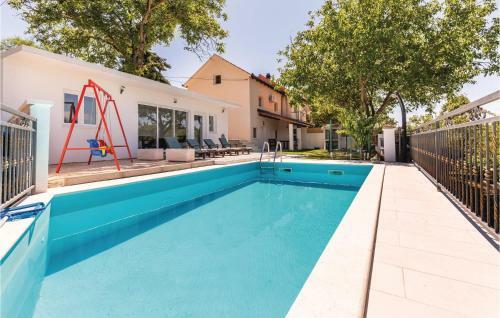Three-bedroom Holiday Home In Vinjani Donji