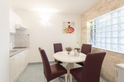 Two Bedroom Apartment With Balcony - Md1