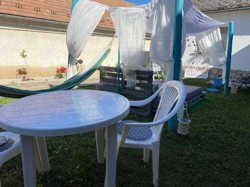 Vir�g Var�zs Vend�gh�z