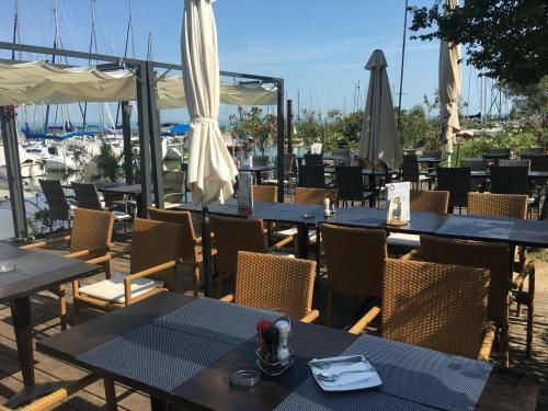 Hostal Calypso Lakeside Rooms & Lux Apartments