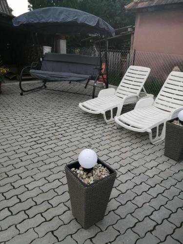 Attila Vend�gh�z Ap 12 Person