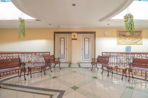 Hotel Reddoorz Near Setrasari Mall 2