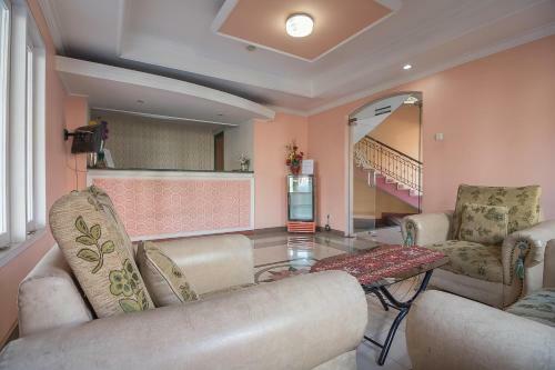 Hotel Reddoorz Near Setrasari Mall 2