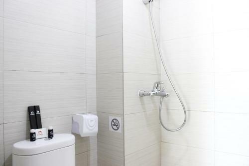 Spacious And Well Appointed 2br @ Gateway Pasteur Apartment By Travelio