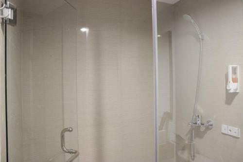 Comfy Studio Apartment At Tamansari Tera Residence By Travelio