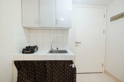 Minimalist 2br Apartment The Springlake Summarecon By Travelio