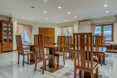 Hostal Reddoorz Plus Near Dharmawangsa Square