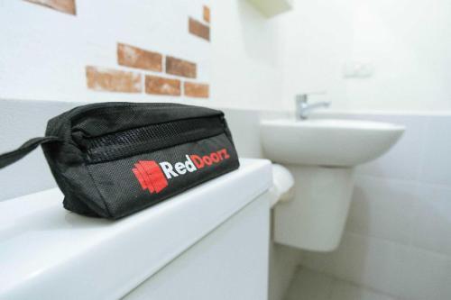 Hostal Reddoorz Near Tanjung Duren 2