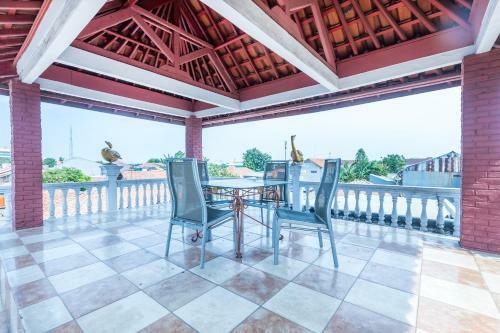 Hotel Oyo 1424 Guntary Residence