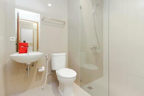 Hostal Reddoorz Premium Near Ragunan Zoo 2