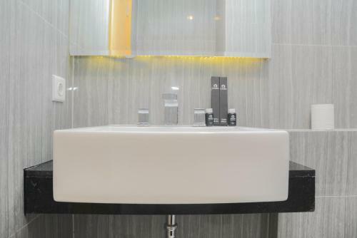 Comfortable Studio Room At Capitol Suites Apartment By Travelio