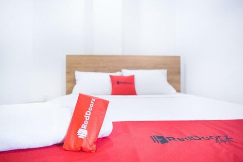Hostal Reddoorz @ Rs Adam Malik Medan