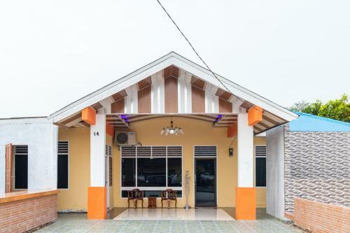 Hostal Reddoorz Plus Near Universitas Methodist Medan