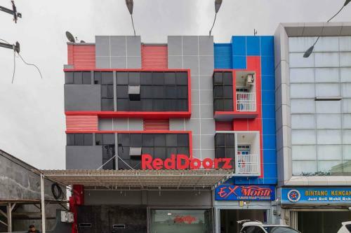 Hostal Reddoorz Plus Near Millenium Ict Centre Medan 2