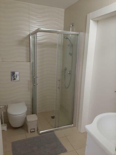 Avi's Suites - Garden Apartment