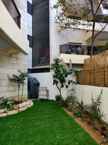 Gorgeous Private Garden Apartment With Pool And Gym